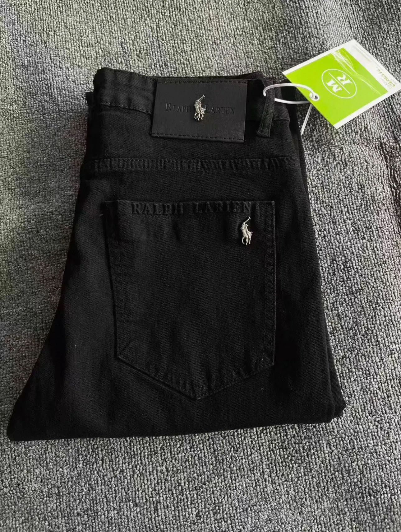 P176 Style No. Cc951 Ralph Lauren Pony Jeans Top-quality super-soft high-cotton washed denim fabric. Each piece of washed denim fabric costs three times more than conventional processes. The touch is extremely delicate and the texture is very good. The whole body is simple and elegant. The back pocket of the pants adopts high-end direct injection technology. The high-luxury pony metal leather label on the waist is extremely exquisite. Full marks for details. Color: Picture color Size#M-XXL Size M L XL XXL Pants length 97 98 99 100 Waist 74 78 82 86 Hips 98 102 106 110 Feet 34 35 36 37 Recommended size M 95-115kg L 115-130kg XL 130-155kg XXL 155-180kg